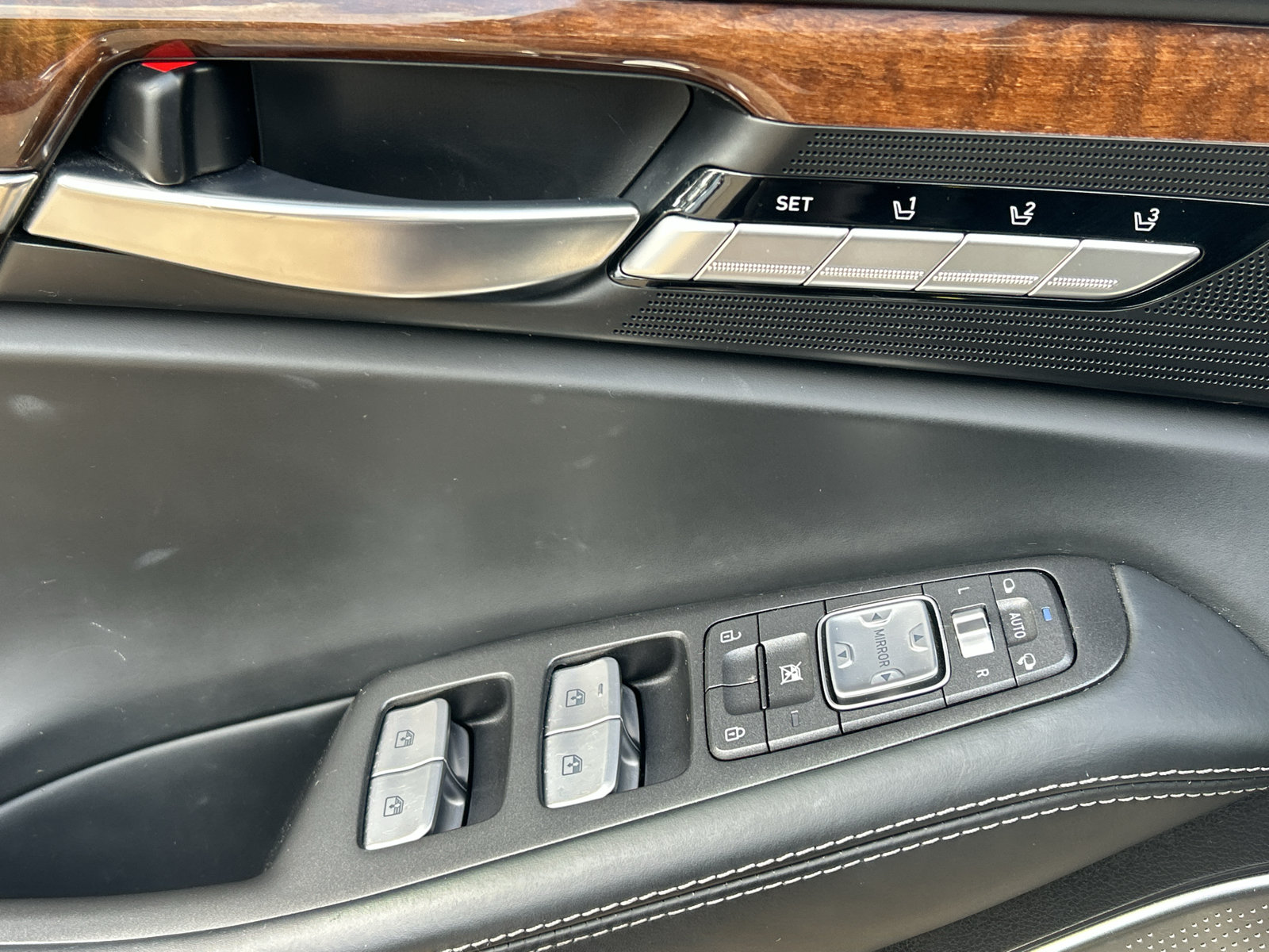 Used 2019 Genesis G90 3.3T Premium RWD image 13