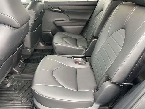 Used 2024 Toyota Highlander XLE image 12