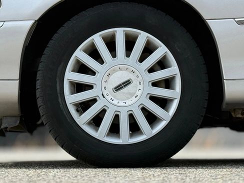 Used 2005 Lincoln Town Car Signature image 28