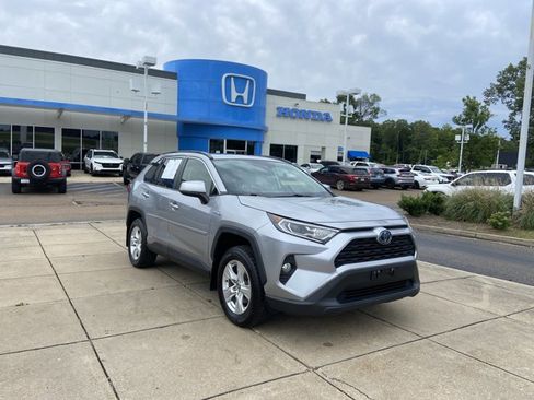 Used 2020 Toyota RAV4 XLE w/ Convenience Package AWD/4WD image 2
