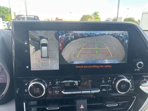 Used 2024 Toyota Highlander Platinum FWD image 23