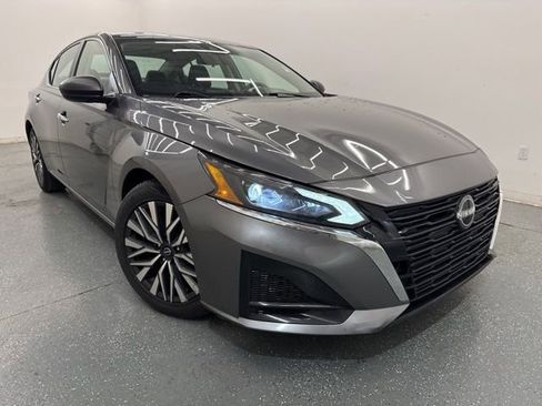 Used 2024 Nissan Altima 2.5 SV FWD image 3
