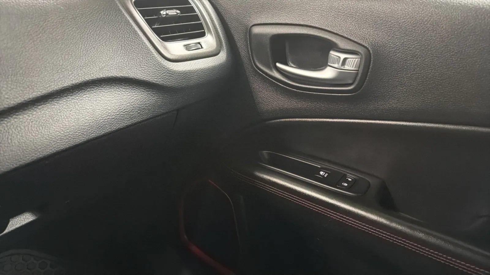 Used 2019 Jeep Compass Trailhawk AWD/4WD image 16