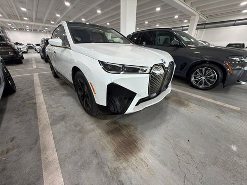 Used 2024 BMW iX xDrive50 w/ Premium Package AWD/4WD image 4