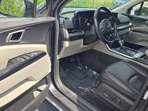 Used 2024 Kia Carnival LX FWD image 9