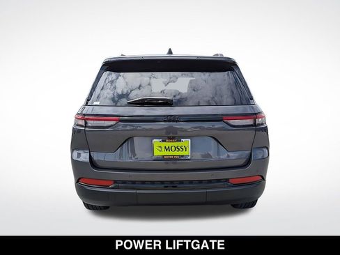 Used 2024 Jeep Grand Cherokee Altitude RWD image 4