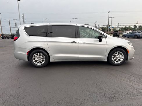 Used 2024 Chrysler Pacifica Touring-L FWD image 8