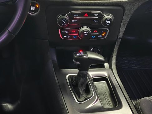 Used 2018 Dodge Charger SXT RWD image 7