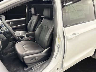 New 2026 Chrysler Pacifica Select