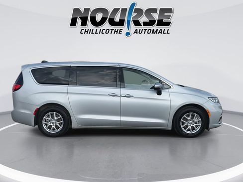Used 2023 Chrysler Pacifica Touring-L FWD image 9
