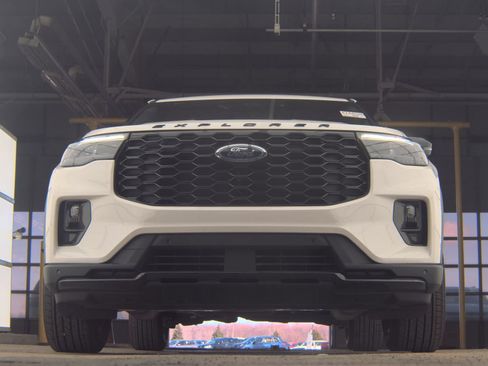 Used 2025 Ford Explorer ST-Line image 2