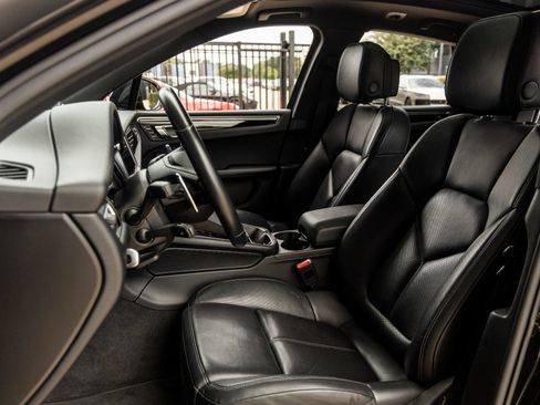 Certified 2023 Porsche Macan AWD/4WD image 5