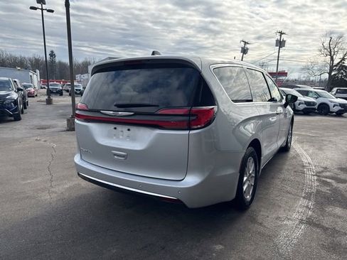 Used 2024 Chrysler Pacifica Touring-L image 2