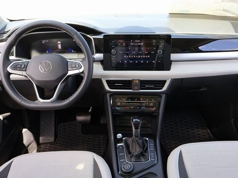 Certified 2025 Volkswagen Taos SE image 14