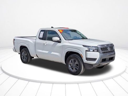 Used 2025 Nissan Frontier SV RWD image 2