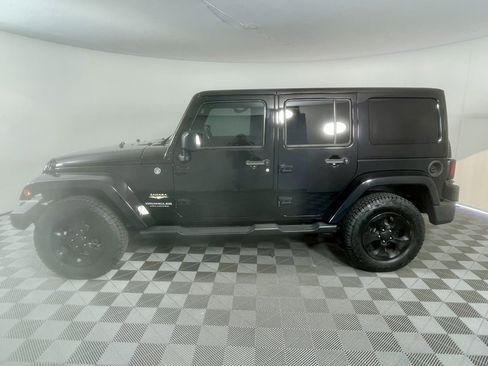 Used 2014 Jeep Wrangler Unlimited Sahara w/ Connectivity Group AWD/4WD image 2