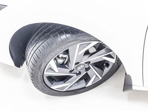 Used 2025 Hyundai Elantra Limited image 11