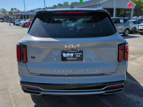 Used 2022 Kia Sorento EX w/ Panoramic Sunroof Package FWD image 6