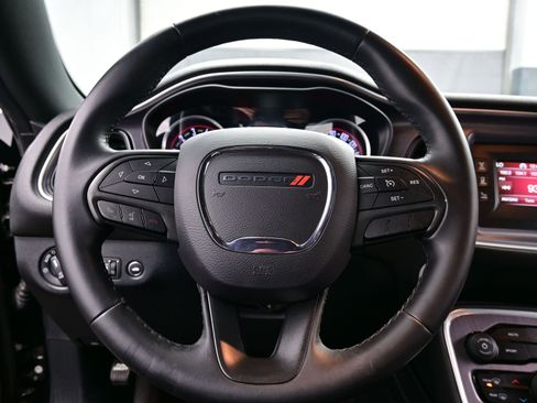 Used 2017 Dodge Challenger R/T image 19