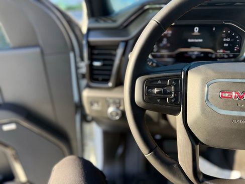 Used 2025 GMC Sierra 2500 AT4 image 7