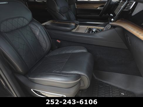 Used 2023 Jeep Grand Wagoneer Series III AWD/4WD image 27
