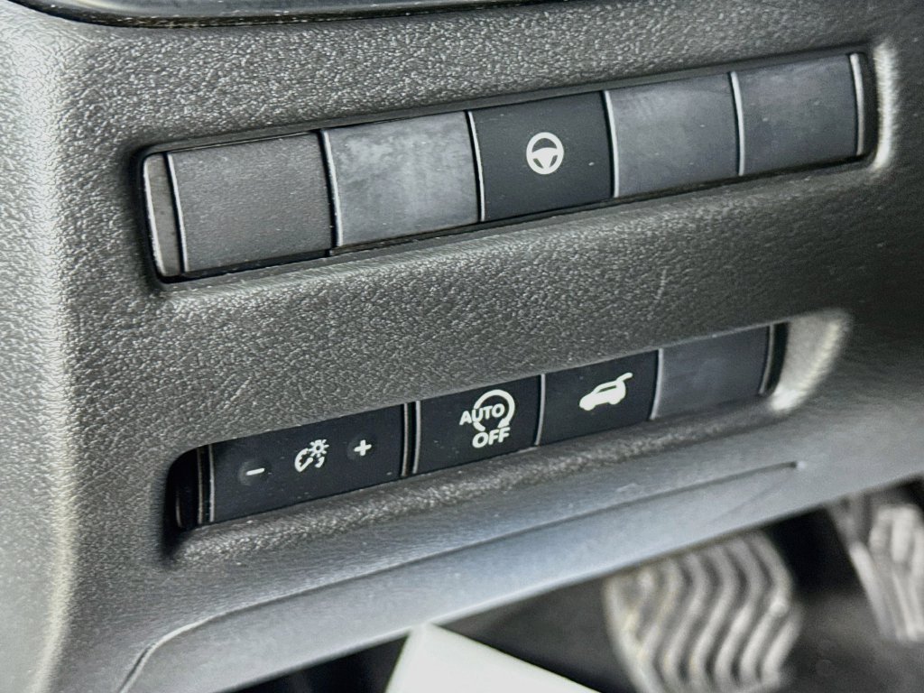 Used 2025 Nissan Rogue SV FWD image 11