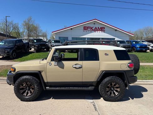 Used 2012 Toyota FJ Cruiser 4WD w/ Upgrade Pkg image 2