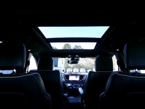 Used 2025 Chrysler Pacifica Limited image 18