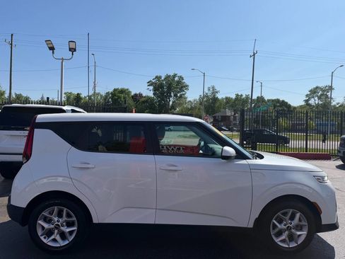 Used 2022 Kia Soul LX w/ Technology Package FWD image 4