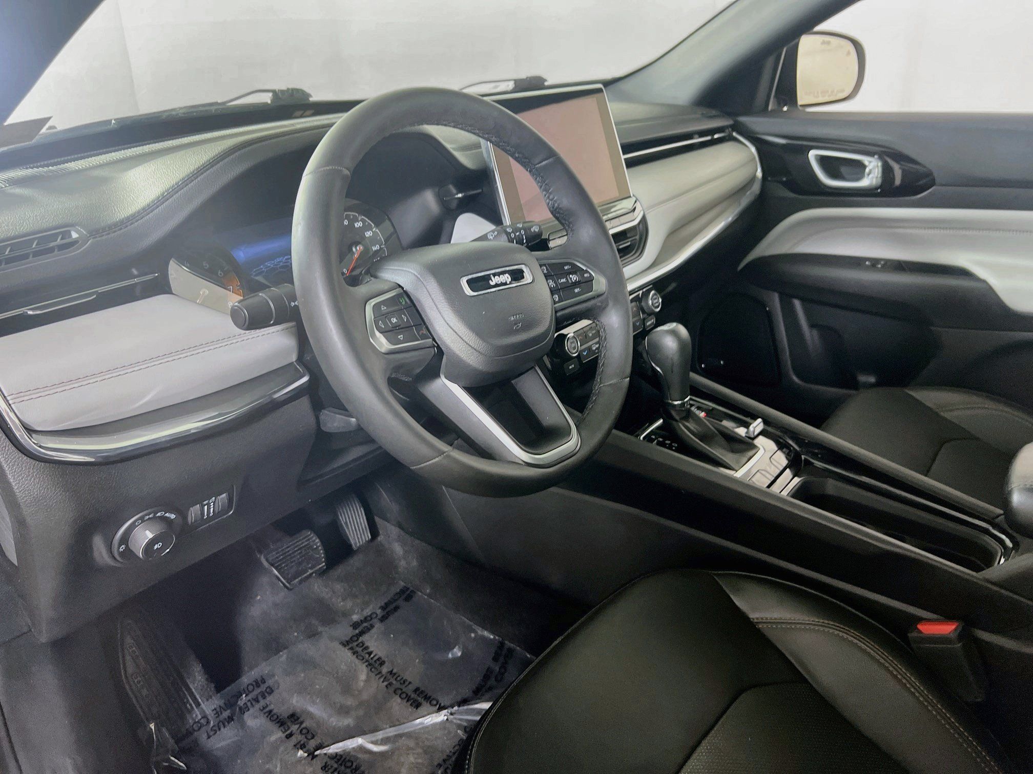 Used 2023 Jeep Compass Limited w/ Sun and Sound Group AWD/4WD image 9
