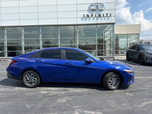 Used 2024 Hyundai Elantra SEL FWD image 2