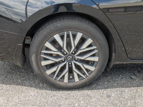 Used 2024 Nissan Altima 2.5 SV FWD image 11