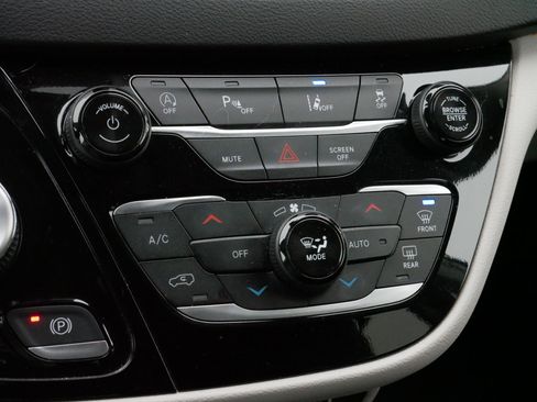 Used 2024 Chrysler Pacifica Touring-L image 23