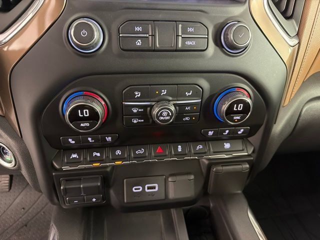 Used 2020 Chevrolet Silverado 1500 High Country w/ Technology Package AWD/4WD image 27