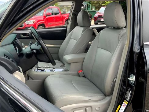 Used 2012 Toyota Highlander SE FWD image 7
