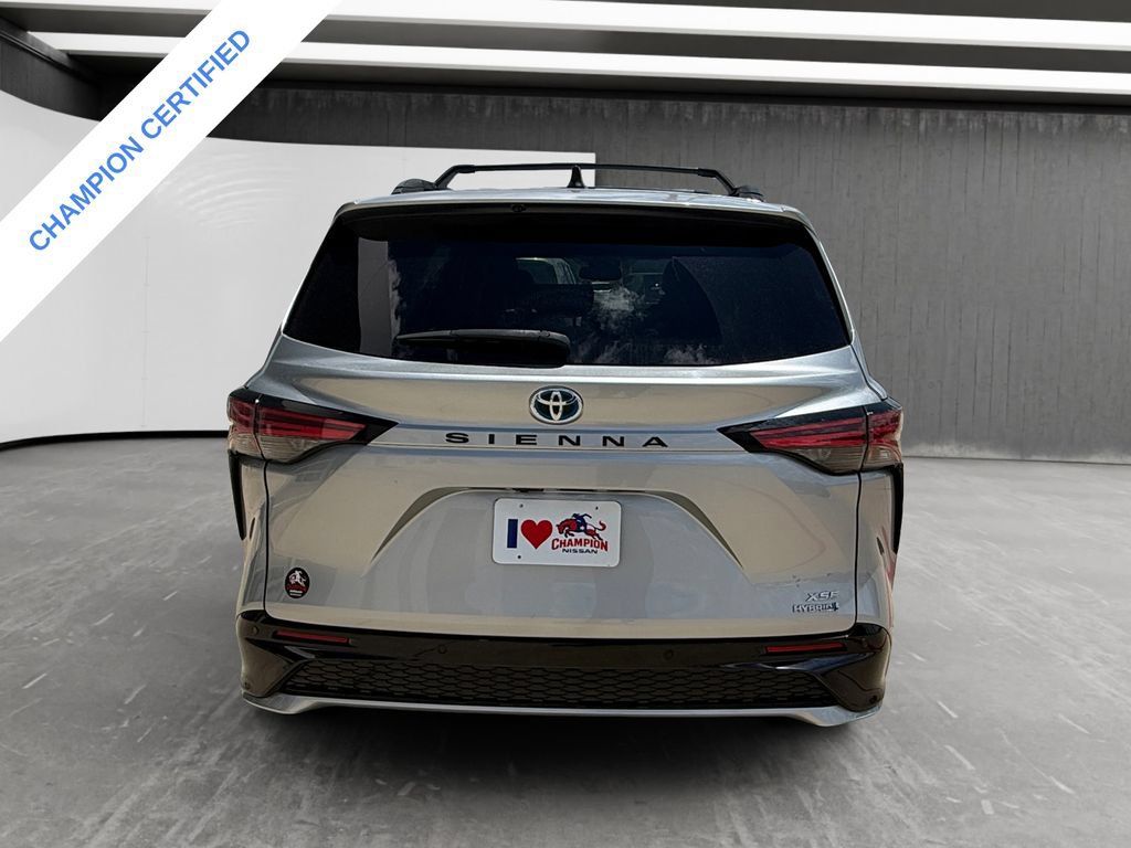 Used 2023 Toyota Sienna XSE FWD image 4