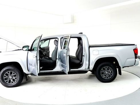 Certified 2022 Toyota Tacoma SR5 AWD/4WD image 10