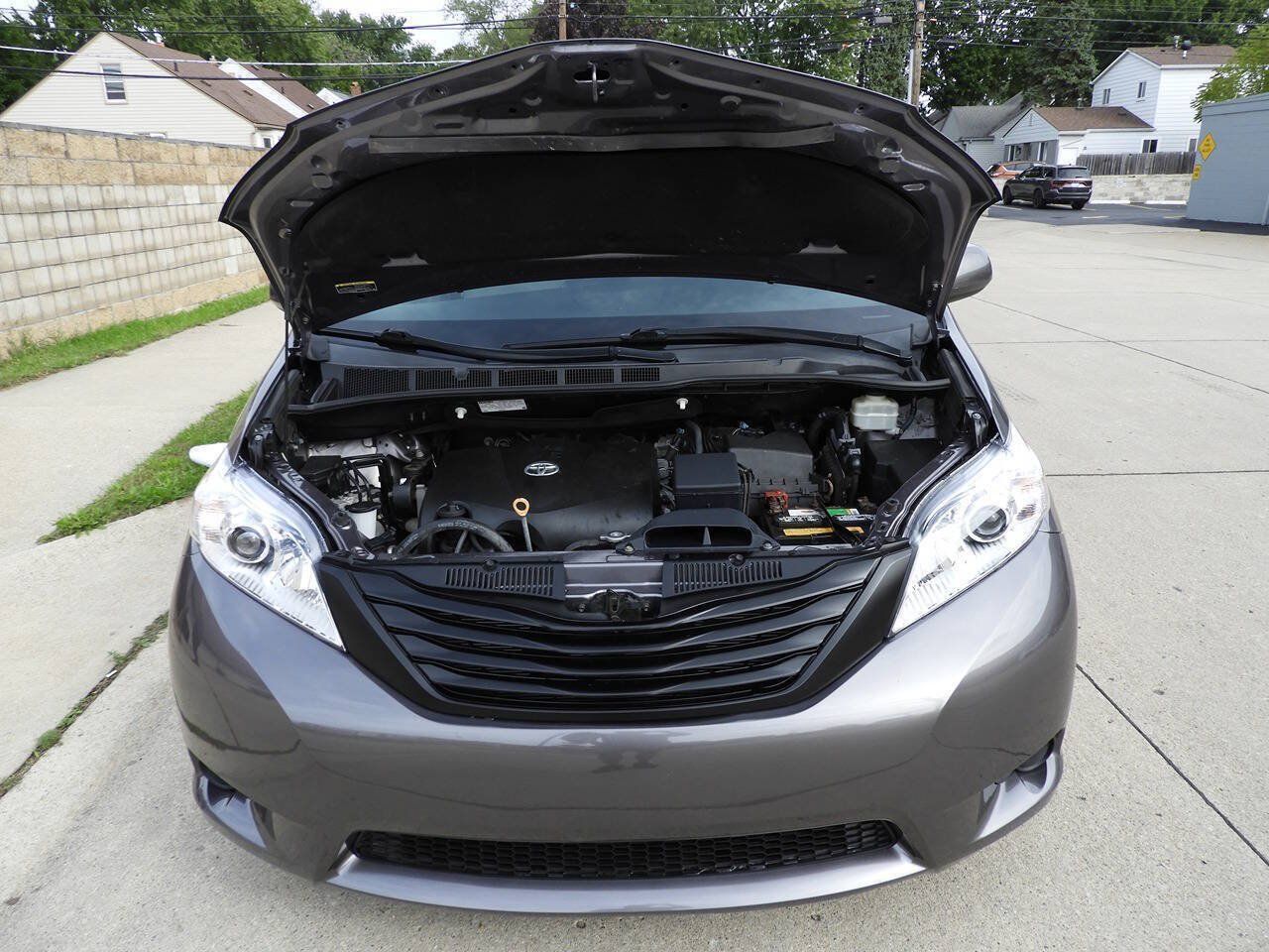 Used 2017 Toyota Sienna LE FWD image 46