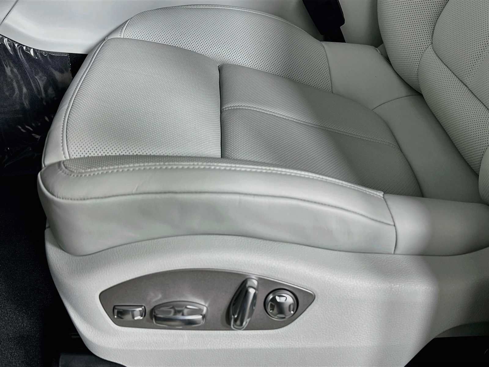 Certified 2025 Porsche Macan AWD/4WD image 12