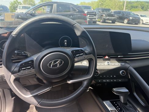 Used 2023 Hyundai Elantra Limited FWD image 4