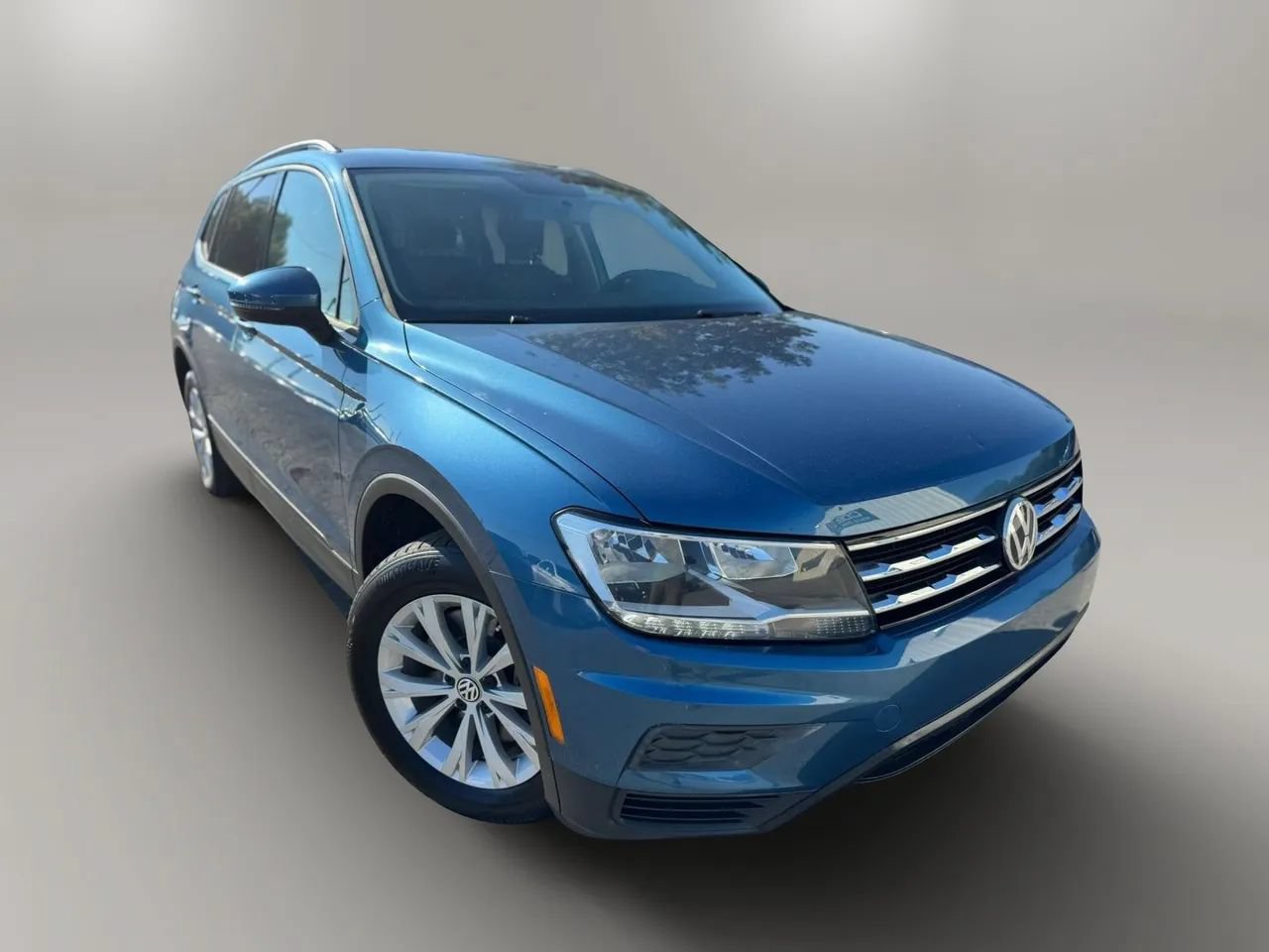 Used 2019 Volkswagen Tiguan S w/ Driver Assistance Package FWD image 2