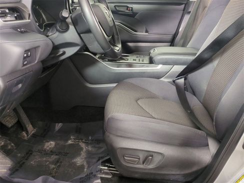 Used 2024 Toyota Highlander LE image 19