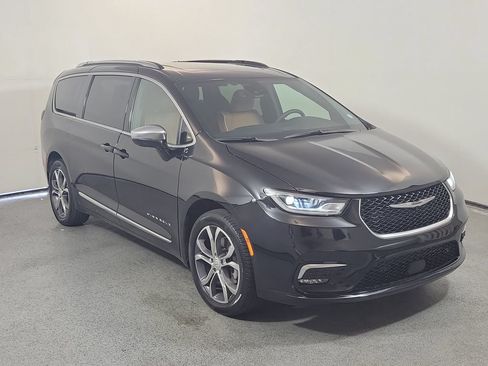 Used 2025 Chrysler Pacifica Pinnacle AWD/4WD image 1