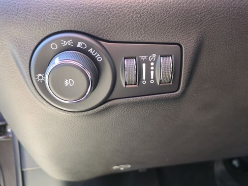 Used 2024 Jeep Compass Latitude image 10