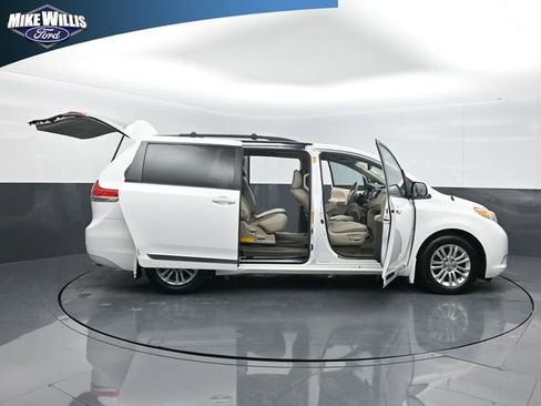 Used 2013 Toyota Sienna XLE image 27