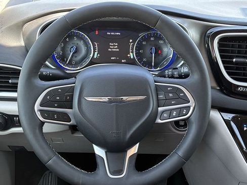 Used 2024 Chrysler Pacifica Touring-L image 13