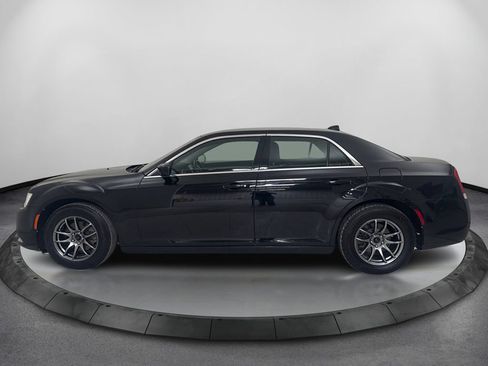Used 2018 Chrysler 300 Touring RWD image 9