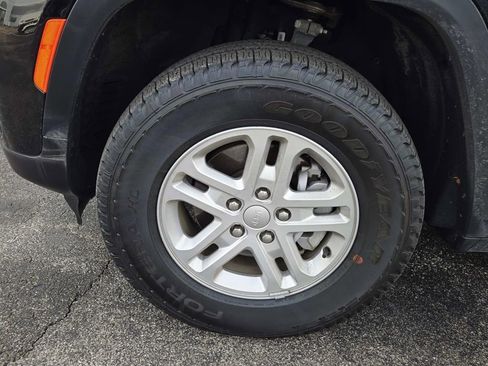 Used 2023 Jeep Grand Cherokee Laredo w/ Luxury Tech Group I image 17