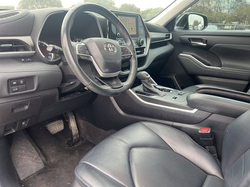 Used 2023 Toyota Highlander XLE image 9