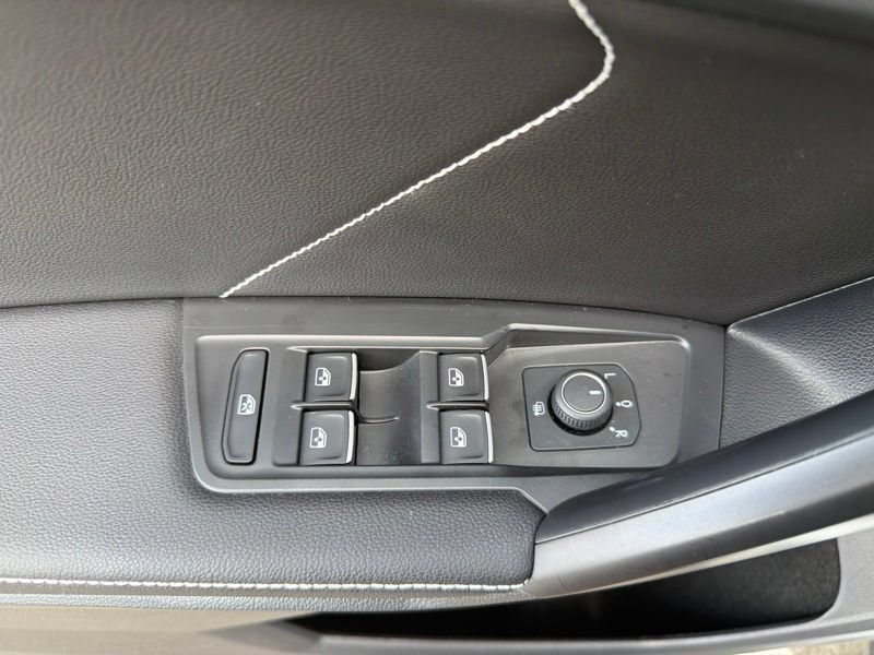 Used 2023 Volkswagen Tiguan SE R-Line FWD image 18